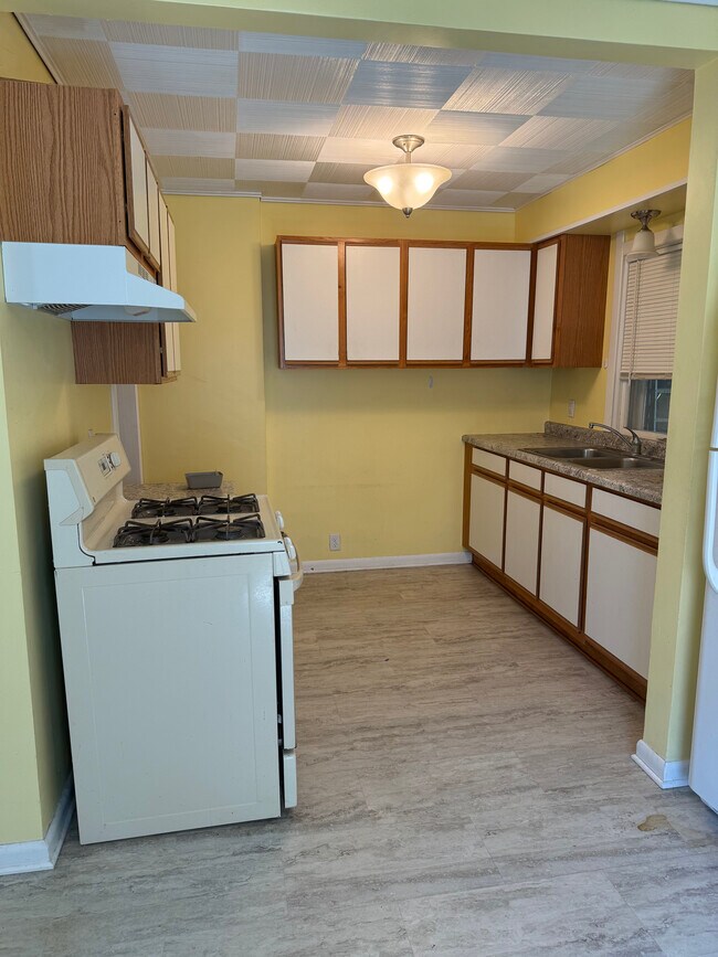 410 N 4th St unit 410.5, Dekalb, IL 60115 - photo 6