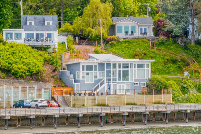 Street side beach cottage overlooking the water in Redondo Beach.