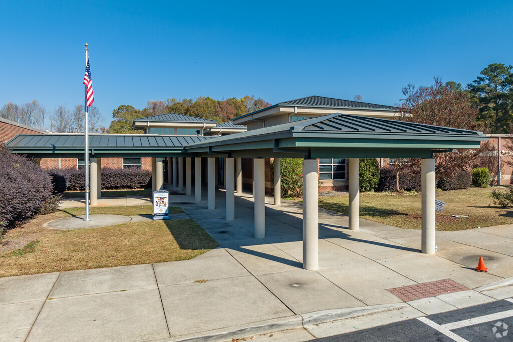 Live Oak Elementary School serves students from Kindergarten to 5th grade.