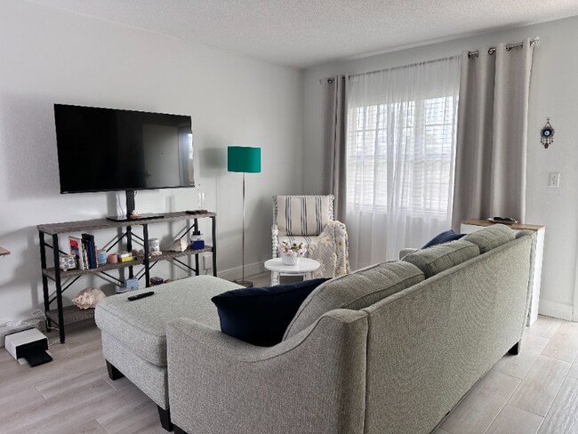 Leisure Gardens unit 330C, Pompano Beach, FL 33062 - photo 6