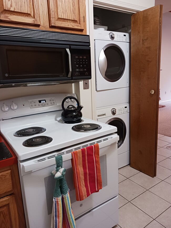 Kitchen, washer & dryer