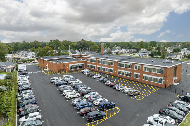 Bellmore's John G. Dinkelmeyer Elementary School has 391 students with a ratio of 13:1.