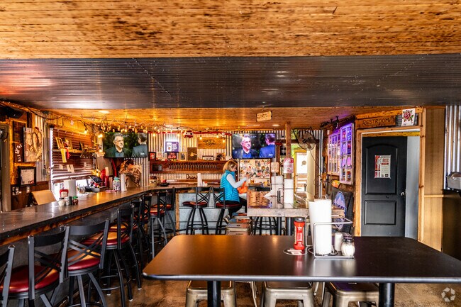 White House Pizza & Pub is a laid-back spot for specialty pies in downtown White House.