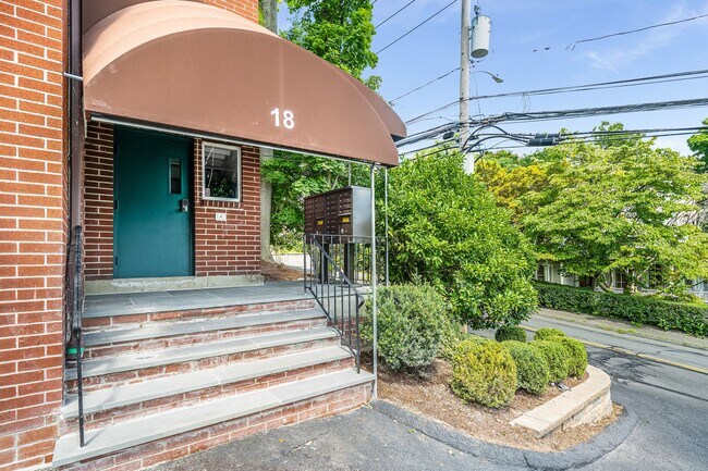 18 Fairfield Ave unit 7, Norwalk, CT 06854 - photo 2