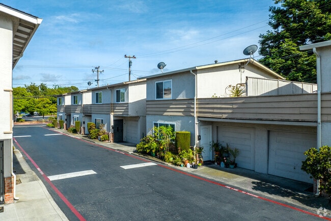Townhouses makes Harder-Tennyson a very mixed neighborhood.