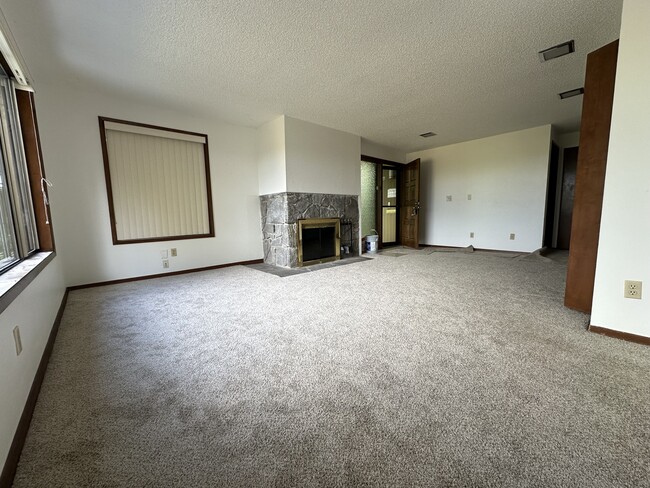 7150 SE Thorburn St unit A, Portland, OR 97215 - photo 5