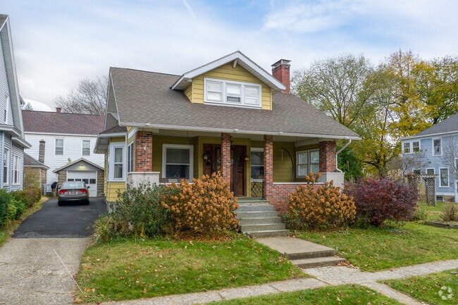 In addition to the larger homes, Sycaway also has cozy bungalow and craftsmen homes.