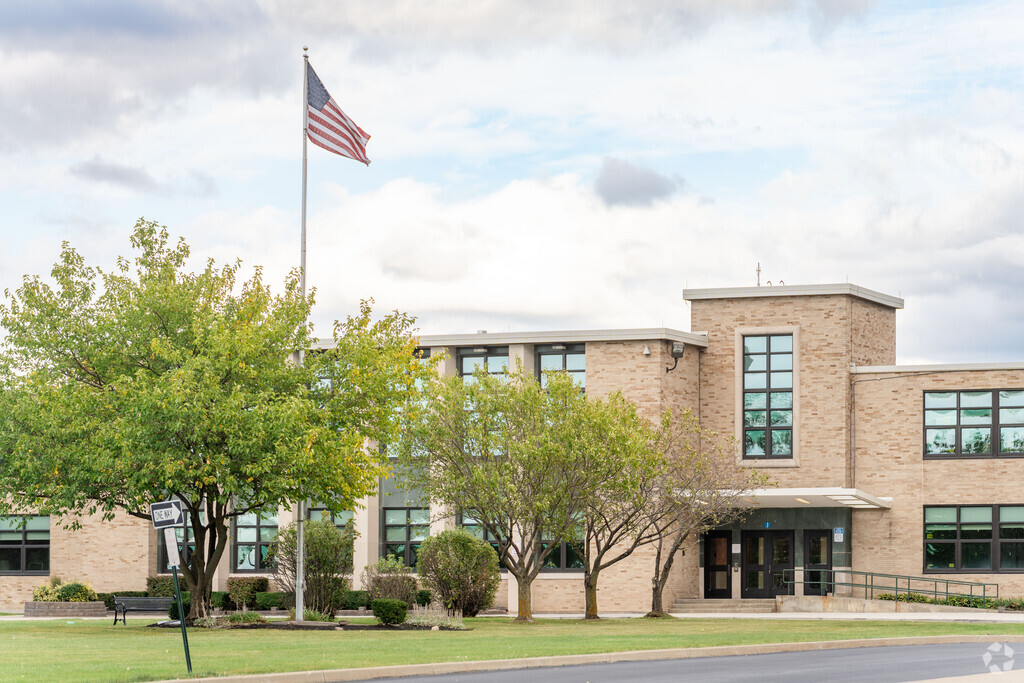 Windermere Blvd School has student population of over 700 and serves grades PK-5.