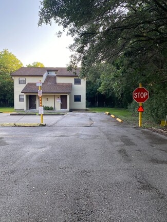 618 Reppert St, Bacliff, TX 77518