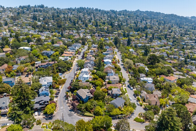 The hilly topography of Thousand Oaks is apparent when seen from above.