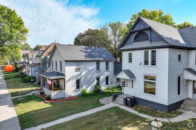 Most homes in the Riverfront Park neighborhood originate from the early to mid-20th century.