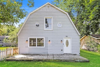 911 Paul St W, McHenry, IL 60051