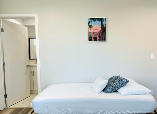 1301 N Kingsley Dr unit 1, Los Angeles, CA 90027 - photo 3