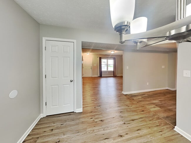 11106 Waterfield Ln, Indianapolis, IN 46235 - photo 5