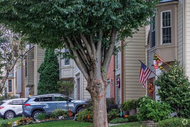 Townhomes with shady mature trees can be found throughout Fairway Hills.