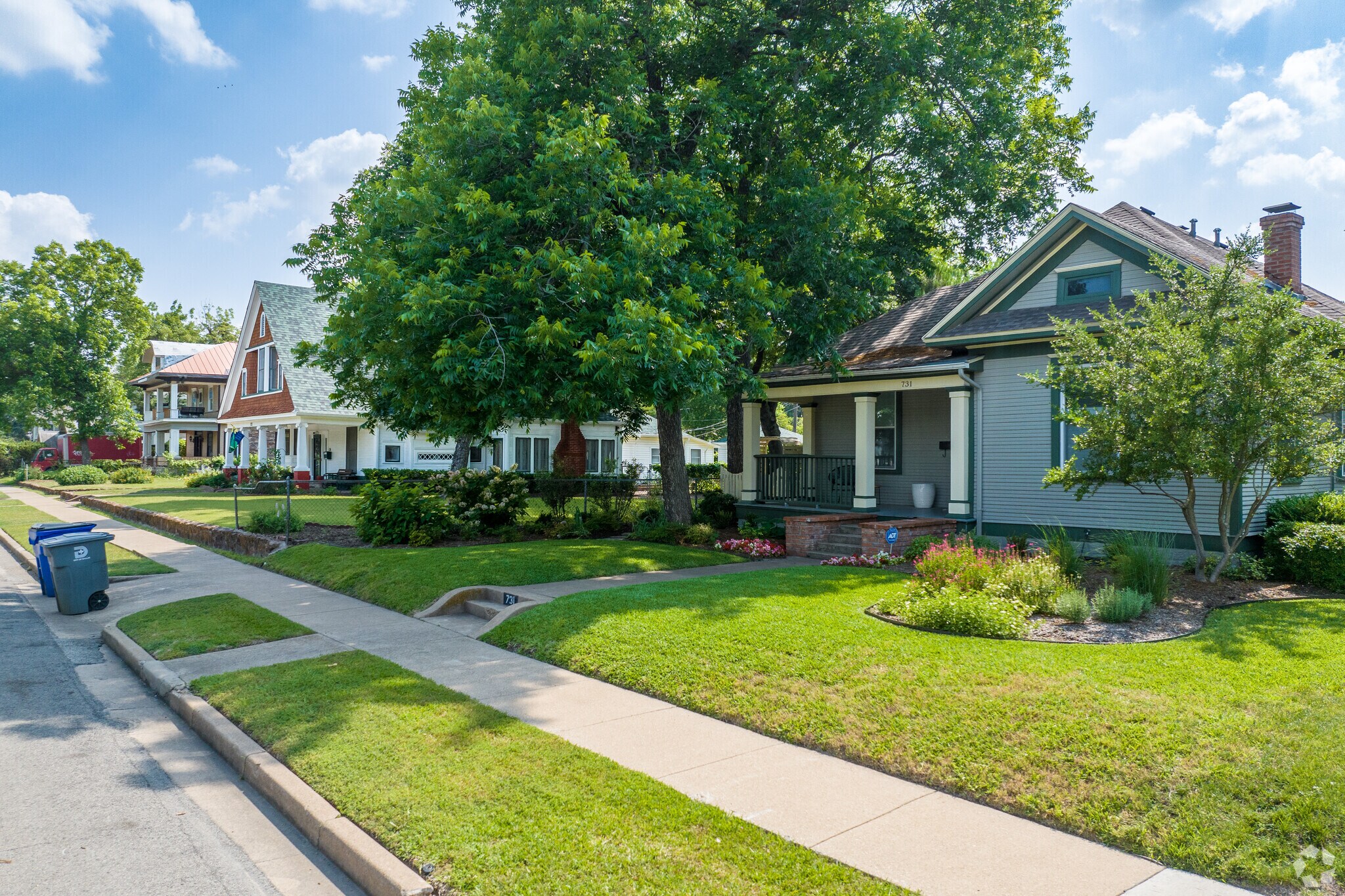 Streets likes with many different styles of homes and well manicured lawns in Bishop Arts.