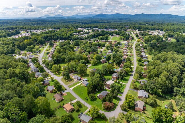 There are 91 homes in Maple Hills.