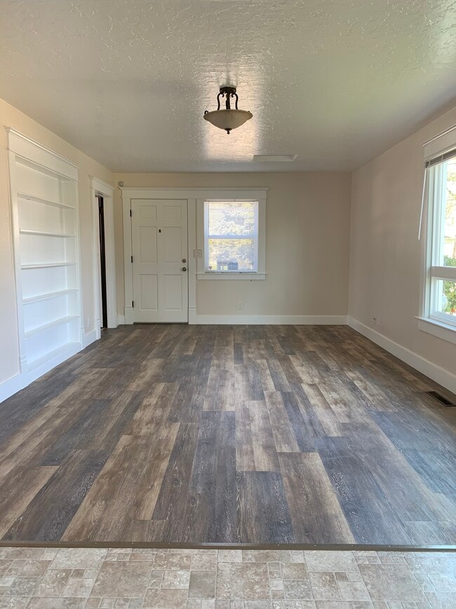 304 W Illinois St, Newberg, OR 97132 - photo 5