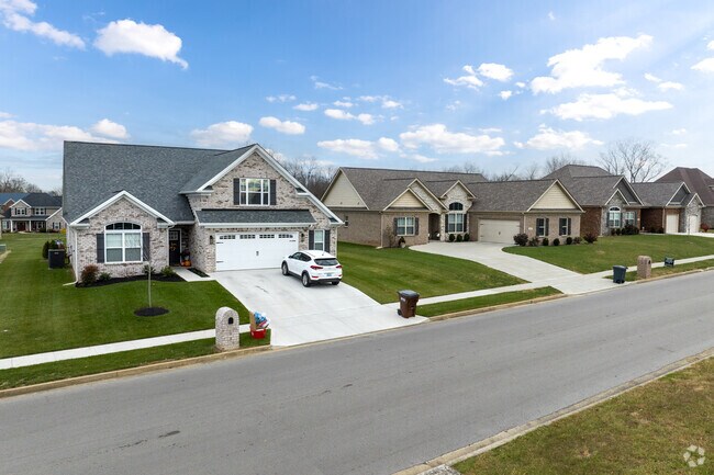 There are 463 homes in the Hutchinson-Monterey neighborhood.