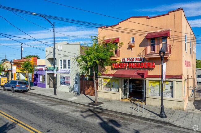 Bakery La Original Paleteria Y Neveria and other shops on Willow street.