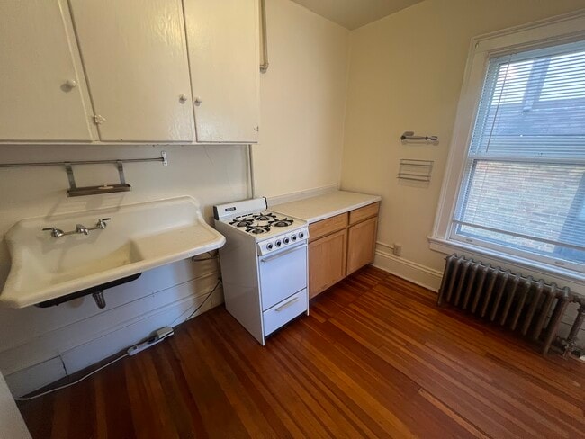 928 Spaight St unit 3, Madison, WI 53703 - photo 4