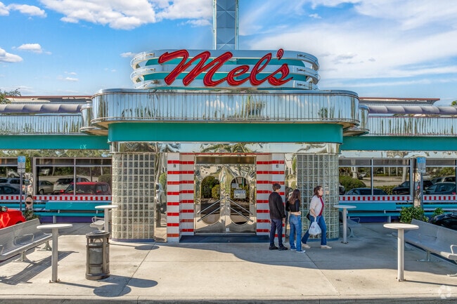 Audobon Country Club is conveniently located on Tamiami Trl, which offers myriad restaurants.