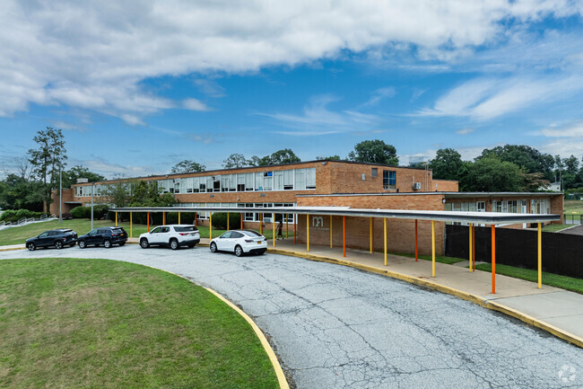 This is the main entrance to Mercaz Academy.
