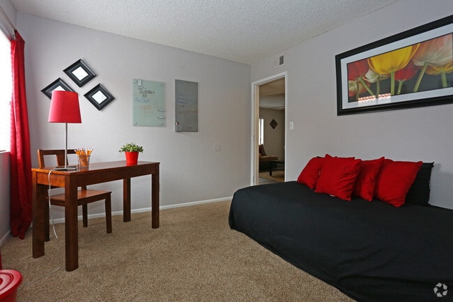 2BR, 1BA - Sequoia 775 SF