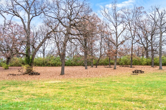 There are places to sit and have a picnic in North Riverfront Park near Glasgow Village.