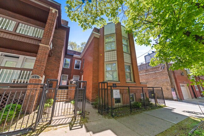 1545 W Addison St unit 2, Chicago, IL 60613 - photo 2