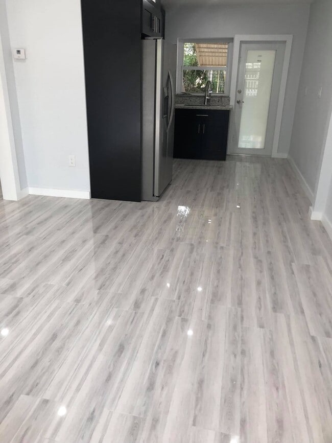 634 SE 4th Place, Hialeah, FL 33010 - photo 4