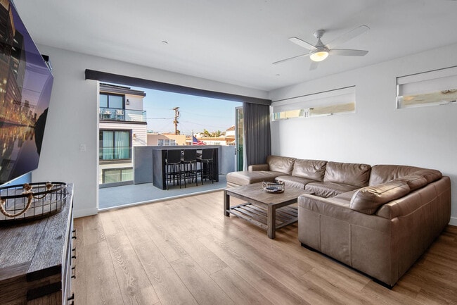 717-21 Island Ct unit FL2-ID1038981P, San Diego, CA 92109 - photo 3