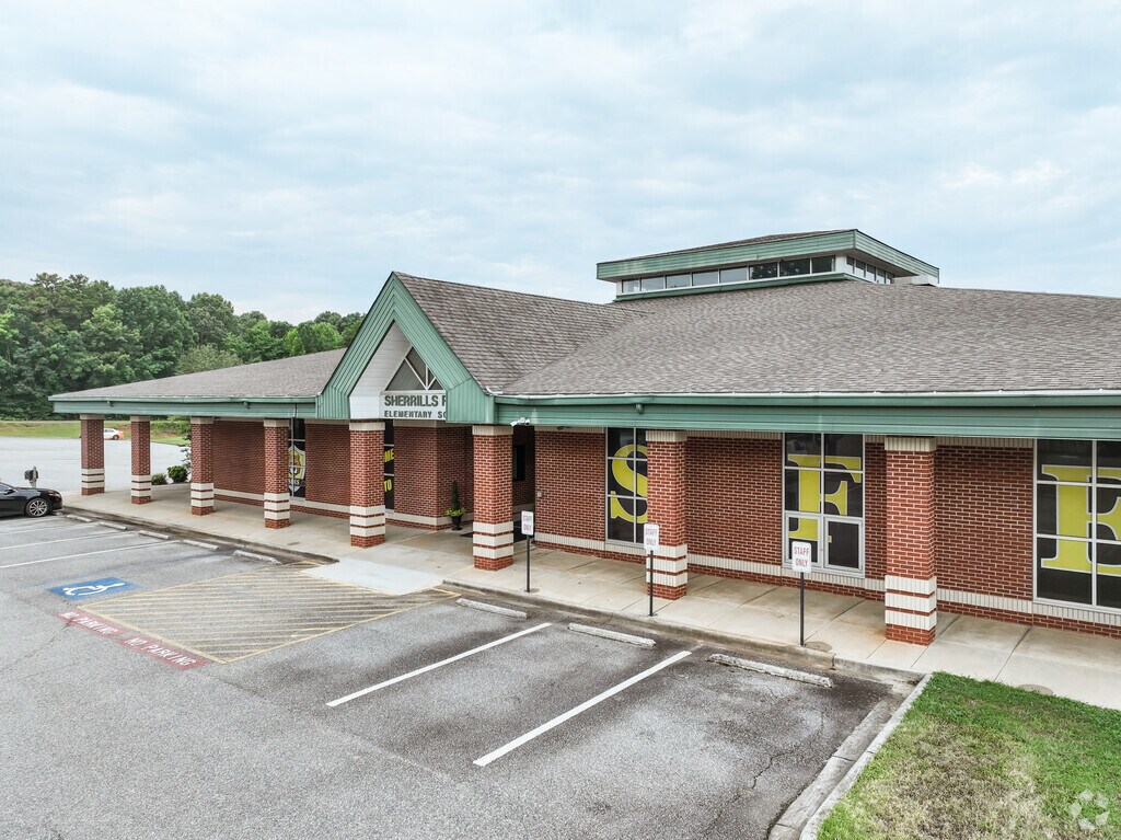 The student population of Sherrills Ford Elementary is 493 and the school serves K-6.