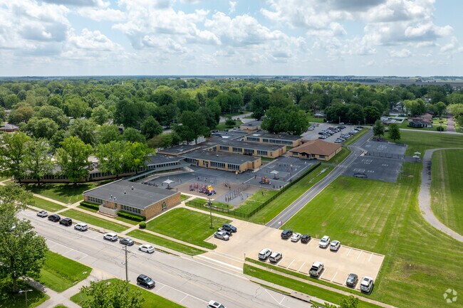 Mascoutah Elementary School serves over 900 students in grades K-5.