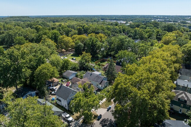 The Eastside neighborhood of Kalamazoo is located near many retail and restaruant options.