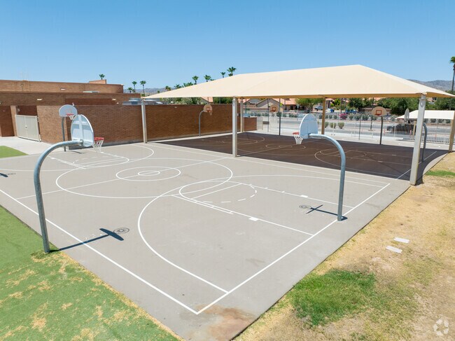Basketball court of Kyrene de los Lagos School.