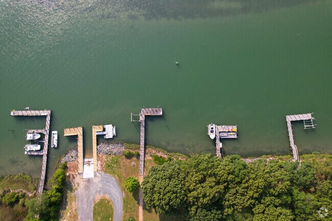 It is possible to find lots with water access in Machipongo.