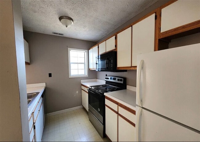 201 Waterdown Dr unit 8, Fayetteville, NC 28314 - photo 4