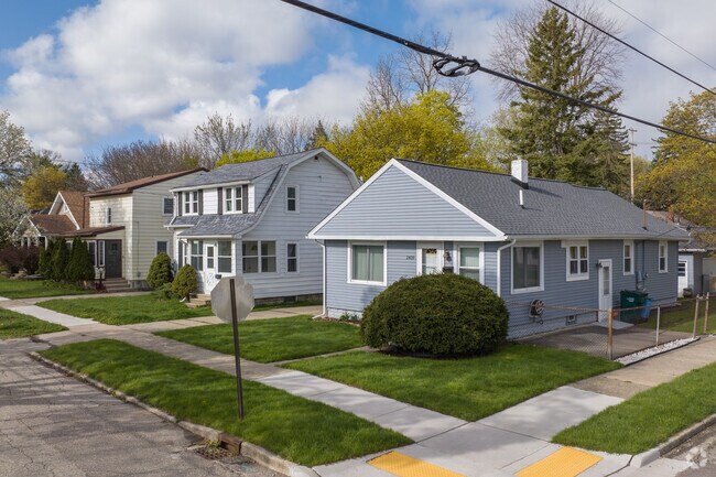 Variety of beautiful homes close to Cedar St in Greencroft Park