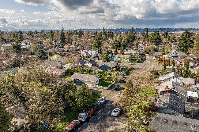 Sumner is just around the corner from top-notch shopping, dining, and outdoors opportunities