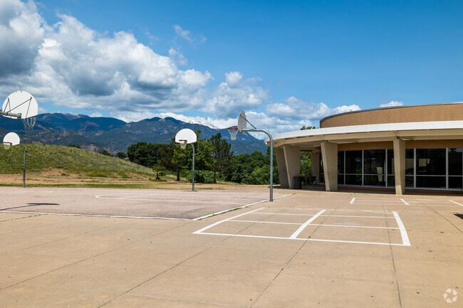 Fox Meadows Middle School, in Cheyenne Hills, offers many extracurricular activities.