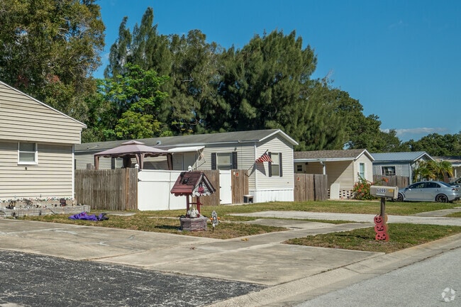 Manufactured homes sit next to each other in South Highpoint.