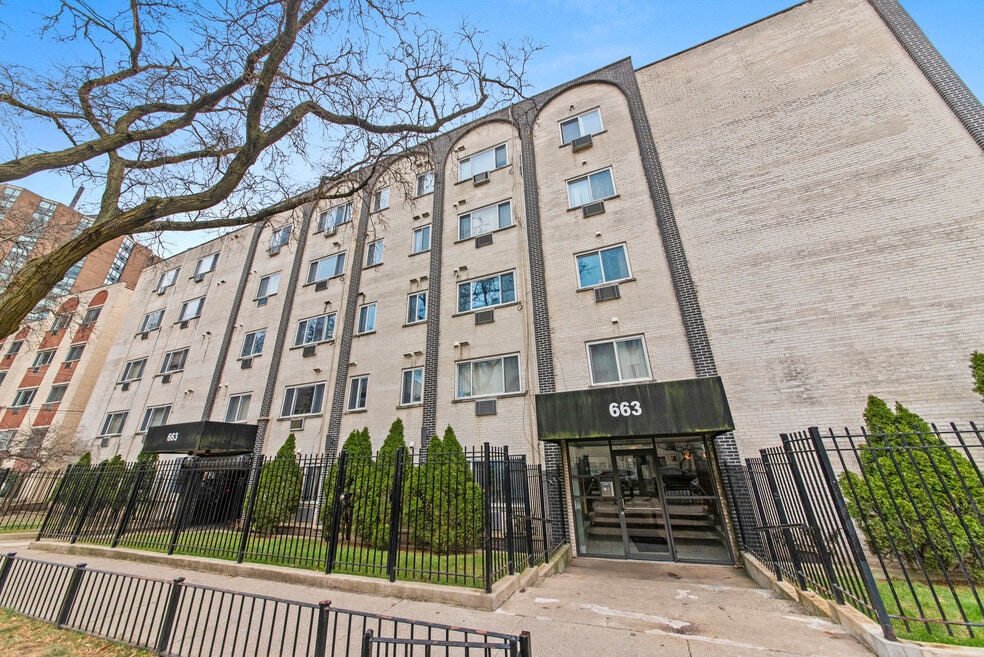 663 W Grace St unit 217, Chicago, IL 60613 - photo 1