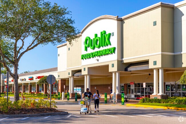 Lee Vista residents can rely on Publix for their everyday essentials.
