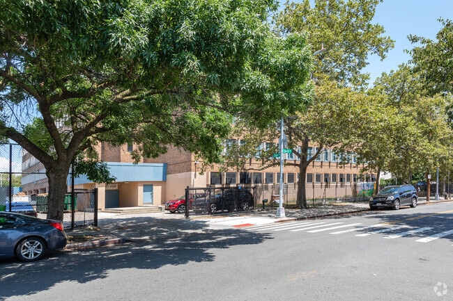 Vista Academy has 476 students in grades 6-8.