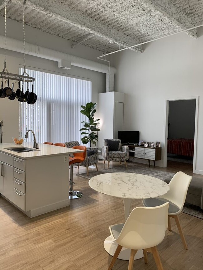 1221 N La Salle Dr, Chicago, IL 60610