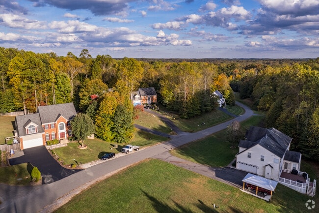 Large homes with even larger lots exist in Buckhall.