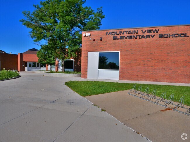 Mountain View Elementary School front entrance in Lower Broomfield.