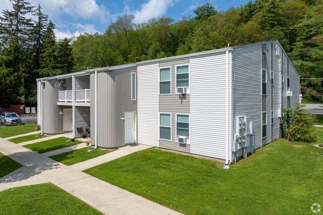 Emerald Pond Estates | Renovated 1 & 2 Bedroom Apartments, Ellenville, NY 12428 - photo 3