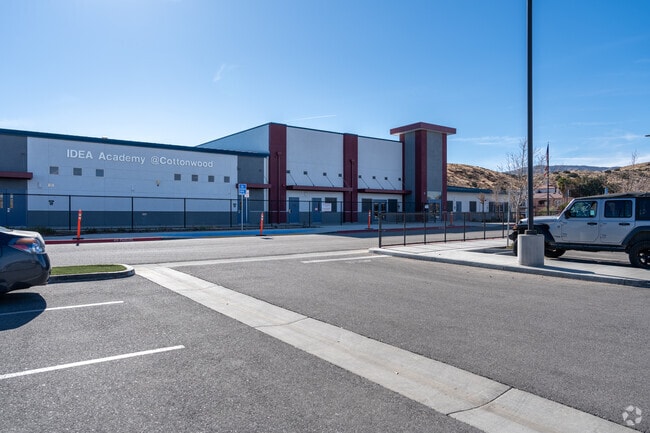 At Cottonwood Elementary, 32% of students scored at or above the proficient level for math.